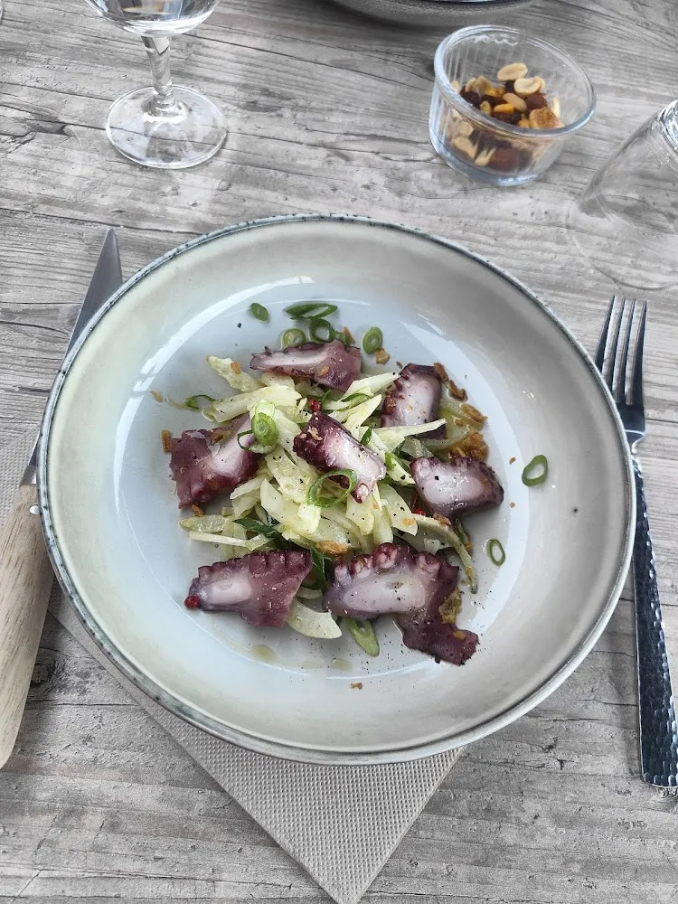 Carpaccio de Poulpe Salade de Fenouil Croquant Échalotes Huile d’olive Cébette